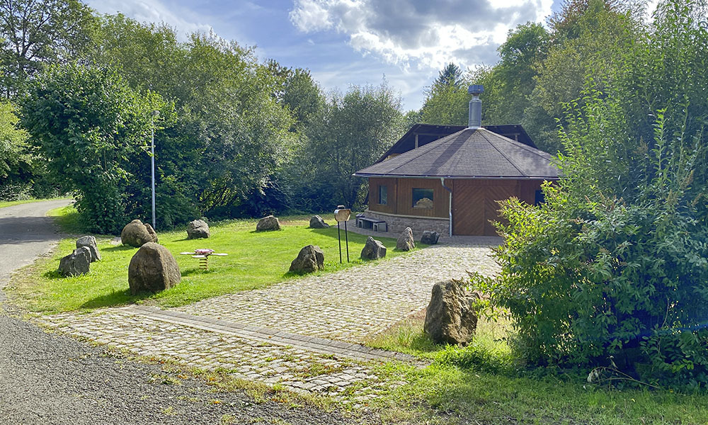 Grillhütte mit Vorplatz